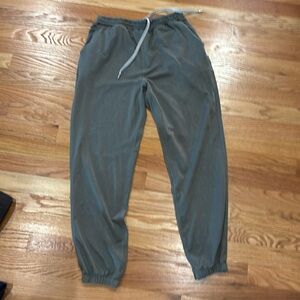 Vuori boyfriend jogger. Shade of light green. Olive